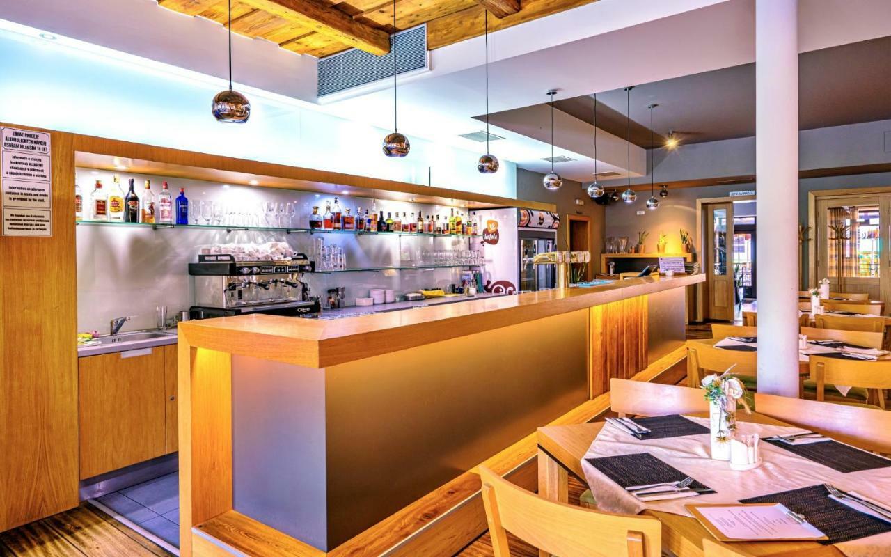 בזנץ Hotel Lidovy Dum מראה חיצוני תמונה